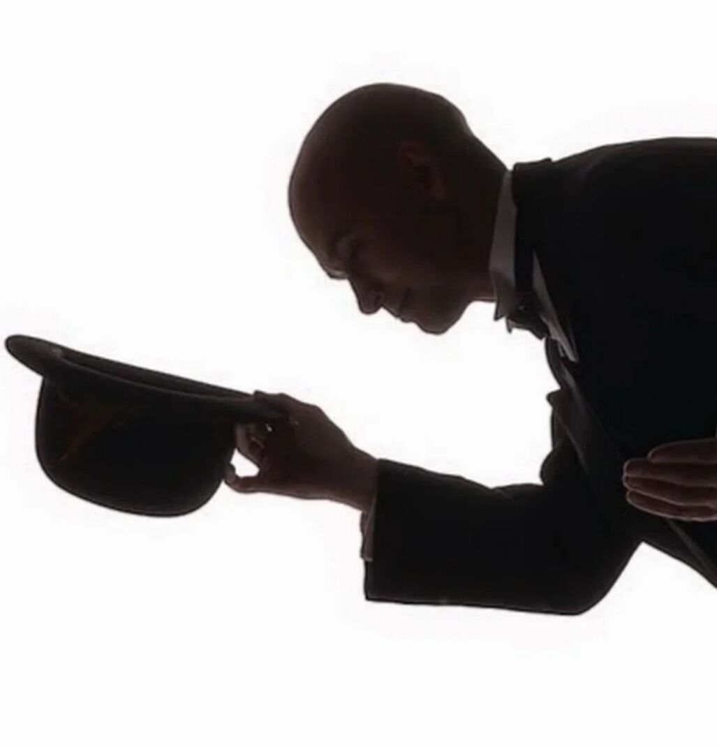 Мужчина снимающий шляпу. Мужчина кланяется. Силуэт мужчины. Поклон со шляпой. Человек здоровается шляпой.